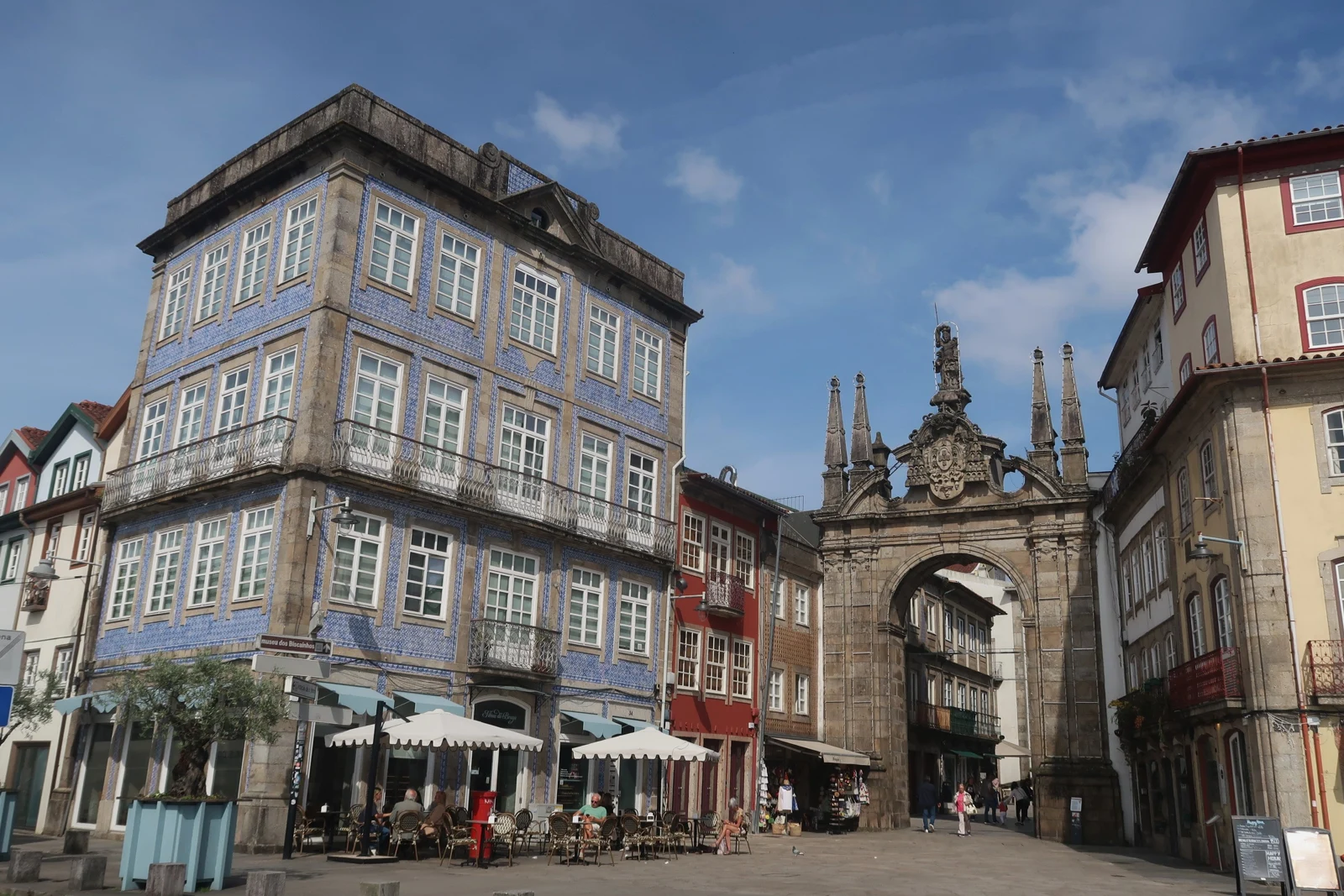 Arco da Porta Nova e fachadas do centro histórico de Braga