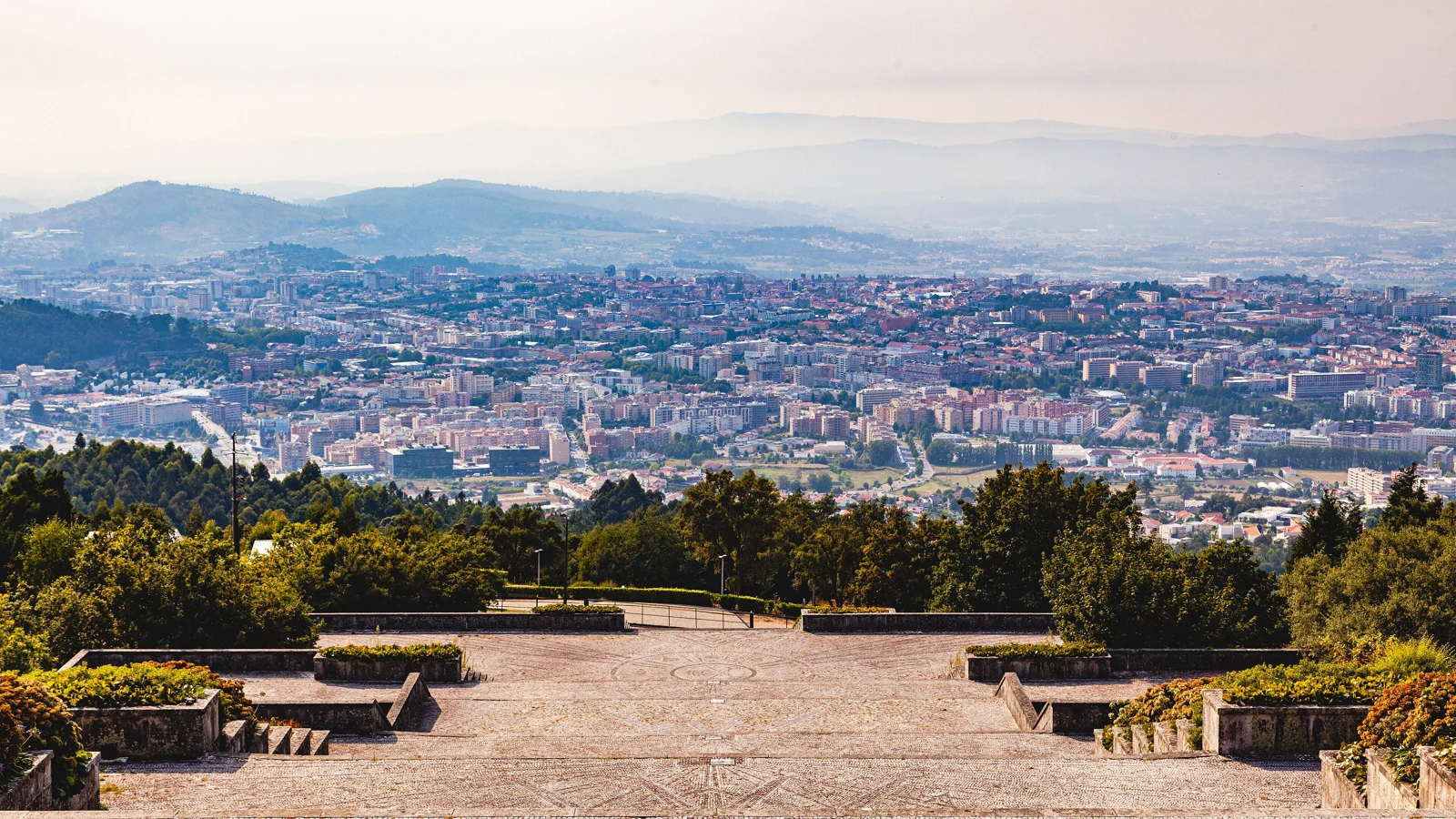 Panorâmica da cidade de Braga e das montanhas envolventes