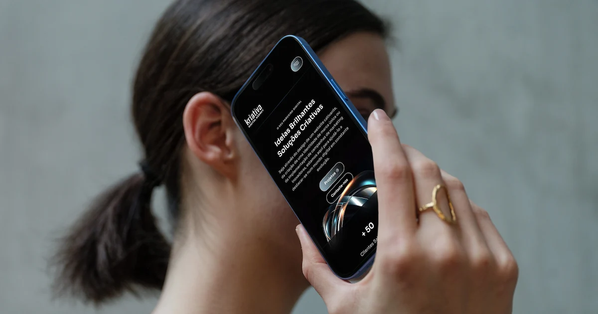 Uma experiência digital consultada num telemóvel