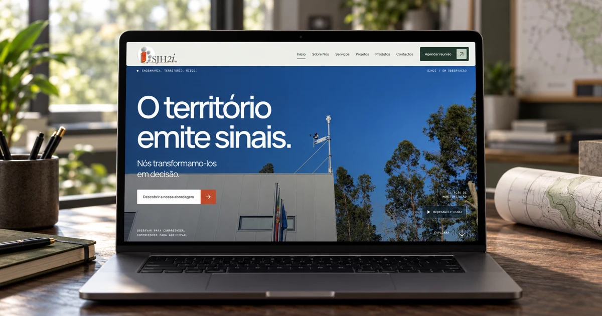 Website SJH2i apresentado num portátil num ambiente de engenharia